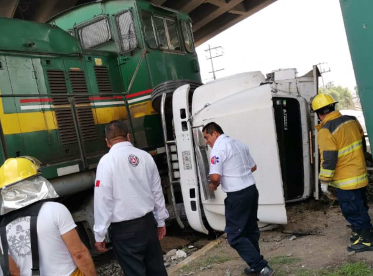 Tren embiste a camión que intentó ganarle el paso en Tultitlán . Noticias en tiempo real