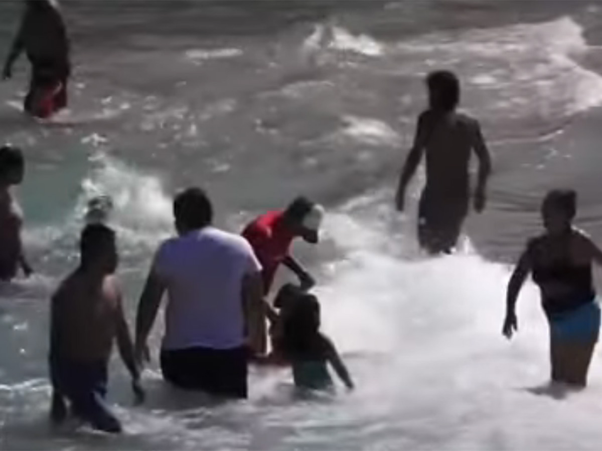 Turistas ignoran sana distancia en playas de Acapulco. Noticias en tiempo real