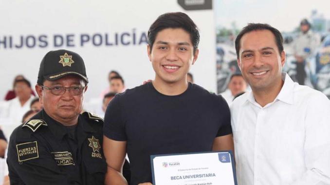 Gobernador Mauricio Vila Dosal entrega becas a hijos de policías yucatecos. Noticias en tiempo real