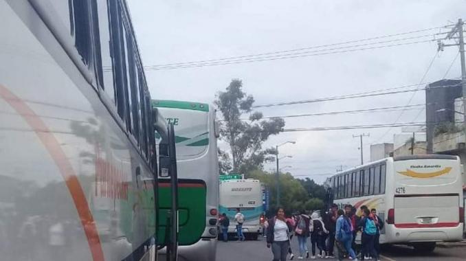 Normalistas de Michoacán retienen 20 autobuses . Noticias en tiempo real