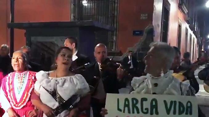 Llevan ‘adelitas’ serenata a López Obrador por su cumpleaños. Noticias en tiempo real