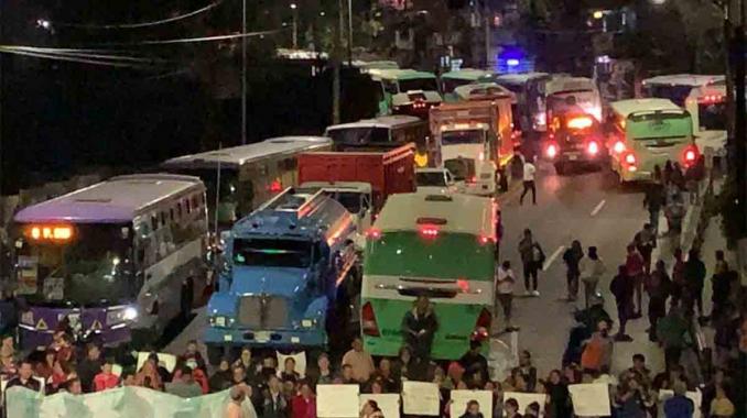 Bloqueo de vecinos provoca caos en la México-Cuernavaca . Noticias en tiempo real