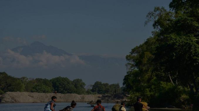 Migrantes ingresan a México desde Guatemala por río Suchiate. Noticias en tiempo real