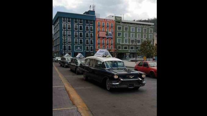 Con desfile de carrozas fúnebres, llaman a quedarse en casa en Pachuca. Noticias en tiempo real