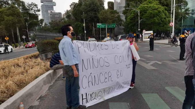 Papás de niños con cáncer protestan en Reforma . Noticias en tiempo real