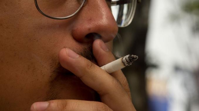 Ser fumador incrementa hasta 4 veces posibilidad de morir por COVID-19. Noticias en tiempo real