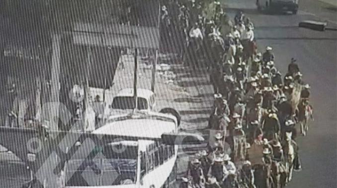 Peregrinos cabalgan hacia la Basílica de Guadalupe . Noticias en tiempo real