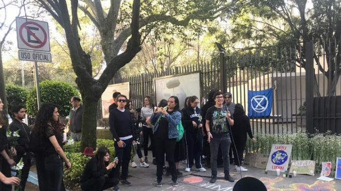 Se manifiestan jóvenes en Embajada de Australia. Noticias en tiempo real