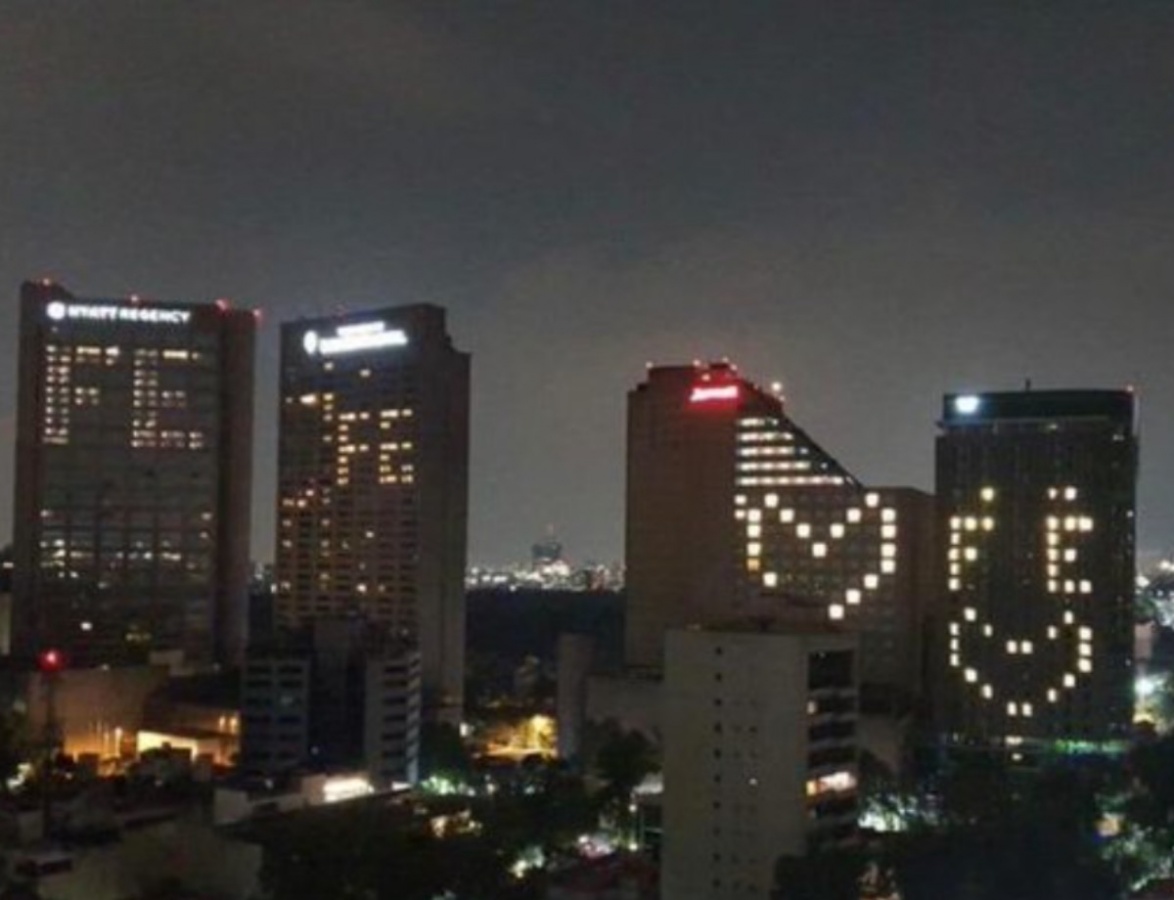 Hoteles se iluminan y dan mensaje de fe ante Covid-19. Noticias en tiempo real