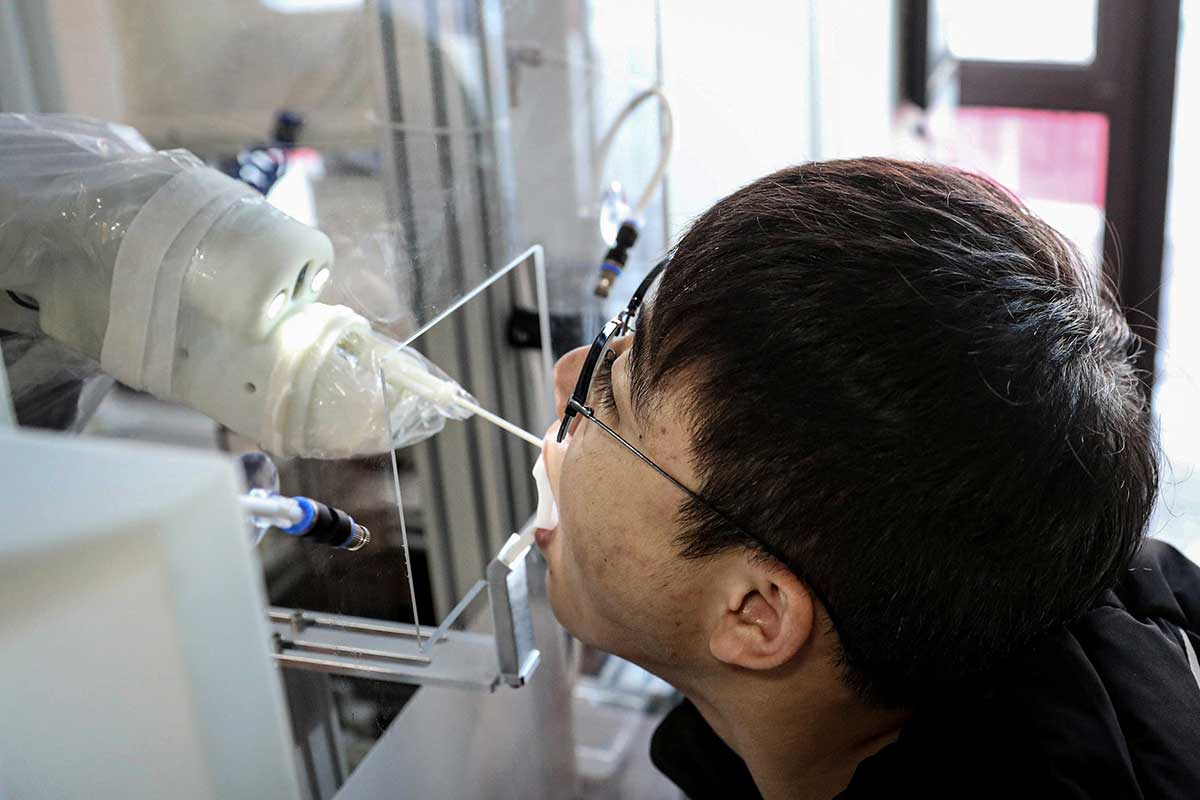 Robot hace pruebas de COVID-19 en China. Noticias en tiempo real