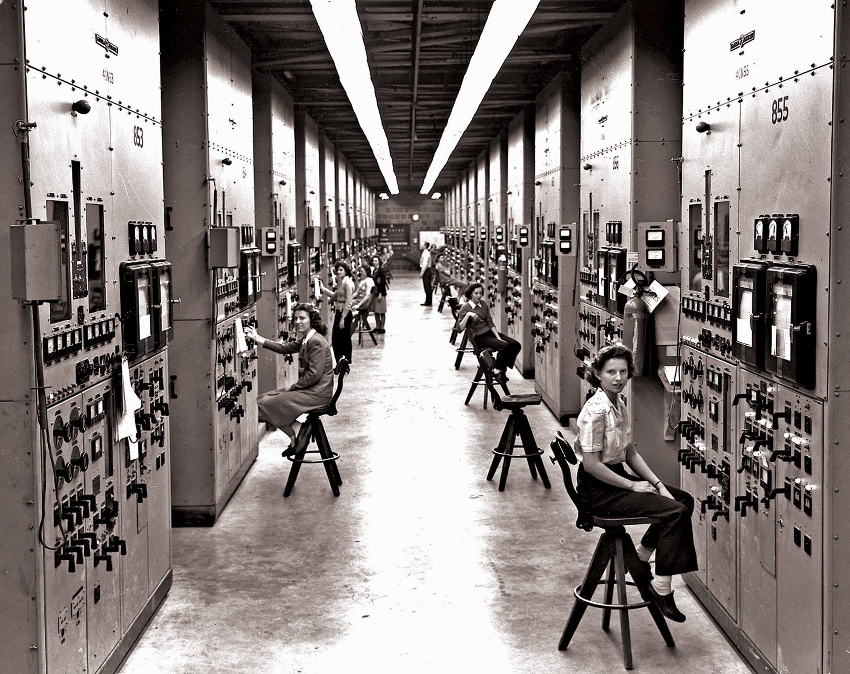 Chicas de Ciudad Atómica, por Ed Westcott , en sus paneles de control de calutron. Gladys Owens, sentada en primer plano, no sabía en qué había estado involucrada hasta que vio esta foto en un recorrido por las instalaciones cincuenta años después