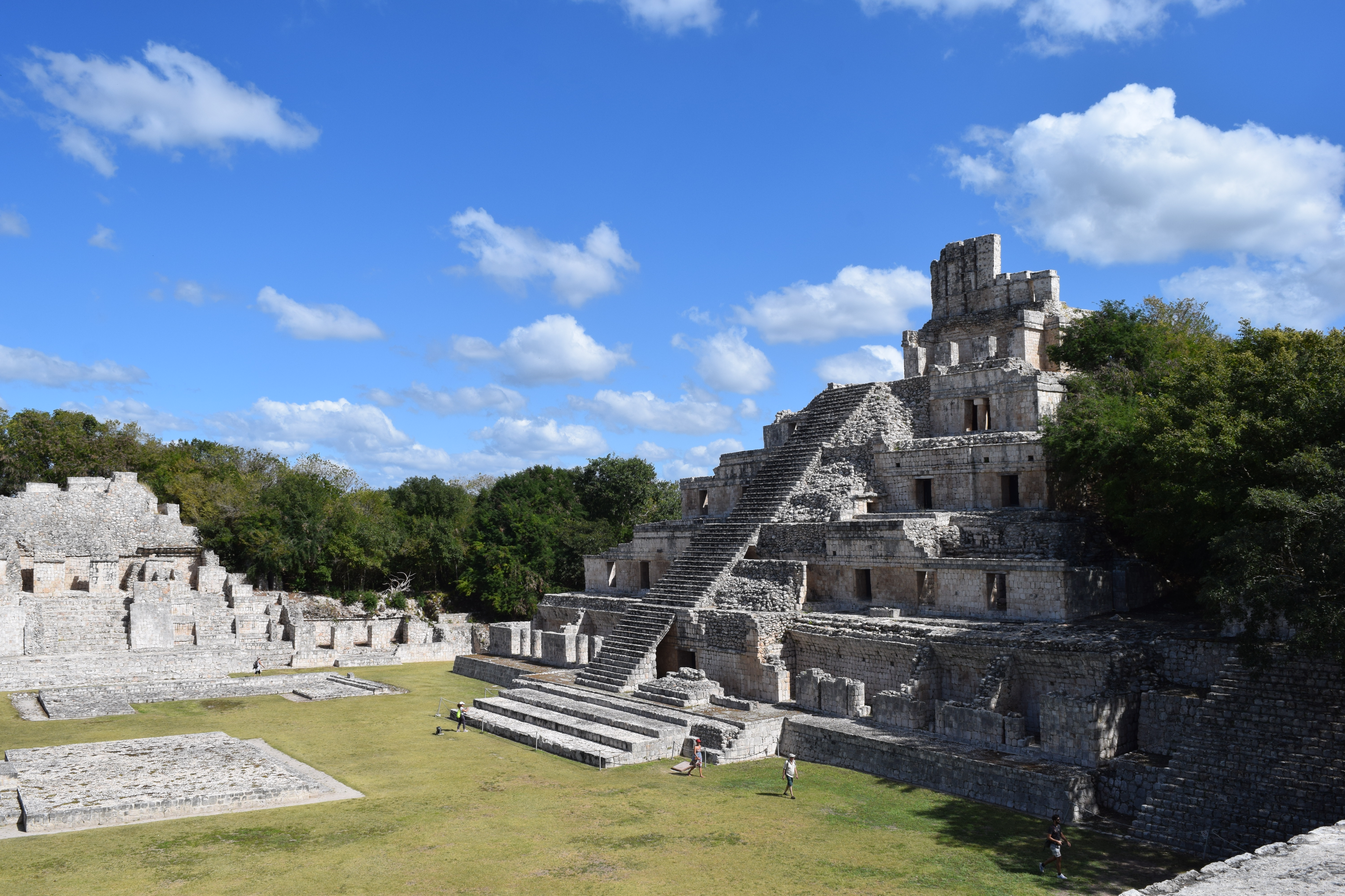 (Contempla la zona arqueológica de Edzná en Campeche. Foto: Cortesía)