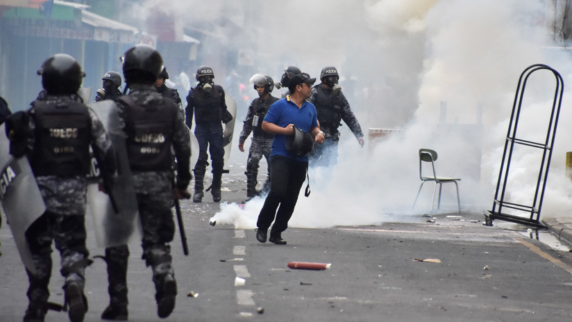 Opositores chocan con la policía tras las elecciones en Honduras. 1 de diciembre de 2017. / Moises Ayala / Reuters