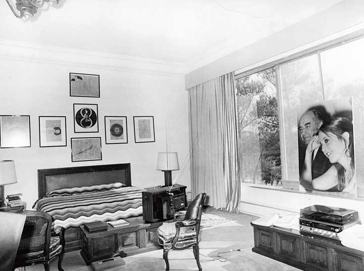 Una de las recámaras de Los Pinos; en el ventanal de la derecha, se aprecia una fotografía del presidente José López Portillo. Fotos: Archivo Histórico Excélsior
