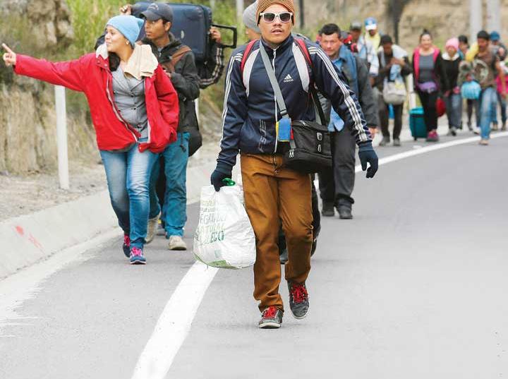 Venezolanos ingresaron ayer a Ecuador desde Colombia sin el pasaporte que les exige Quito. Foto: AFP