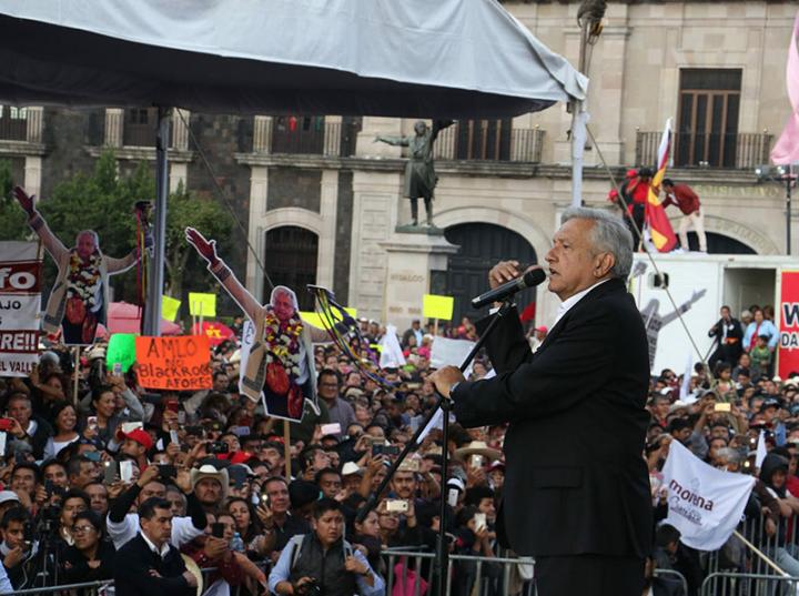 López Obrador "pidió a las organizaciones democráticas" que se oponen a que el gobierno federal entrante maneje la nómina docente, practicar la democracia – Foto: Cuartoscuro