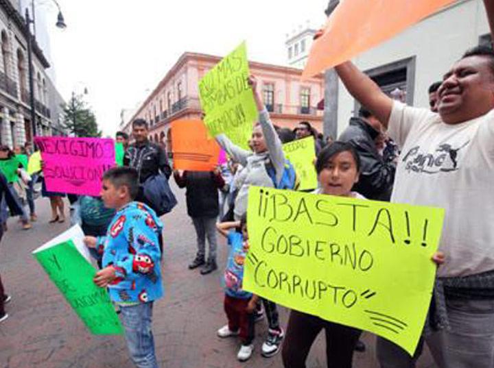 Padres de familia y diversas organizaciones civiles acusan opacidad en varias dependencias del gobierno en el Estado de México. Foto: Gerardo Jiménez