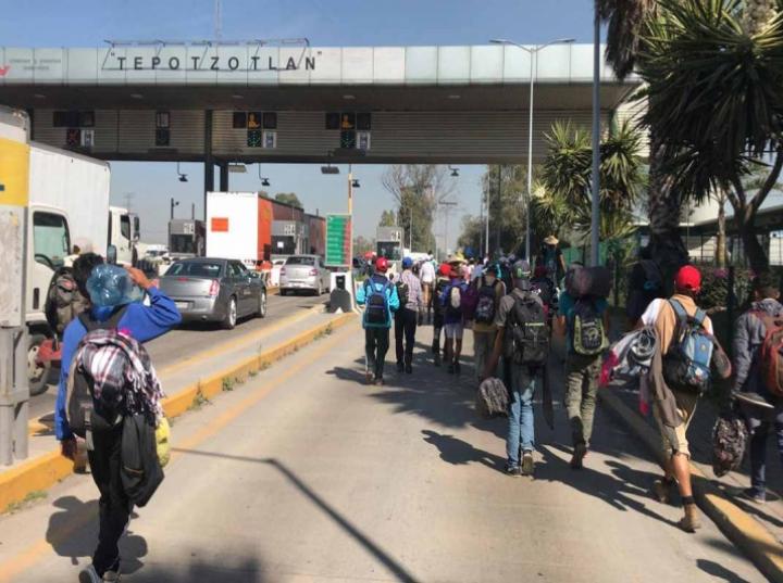 Migrantes comienzan a llegar a la caseta México-Querétaro
