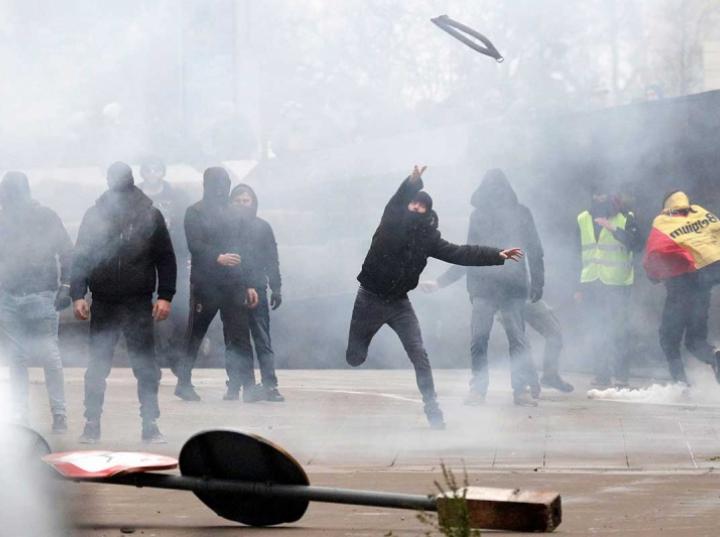 Ultraderechistas causan disturbios en Bélgica por pacto migratorio