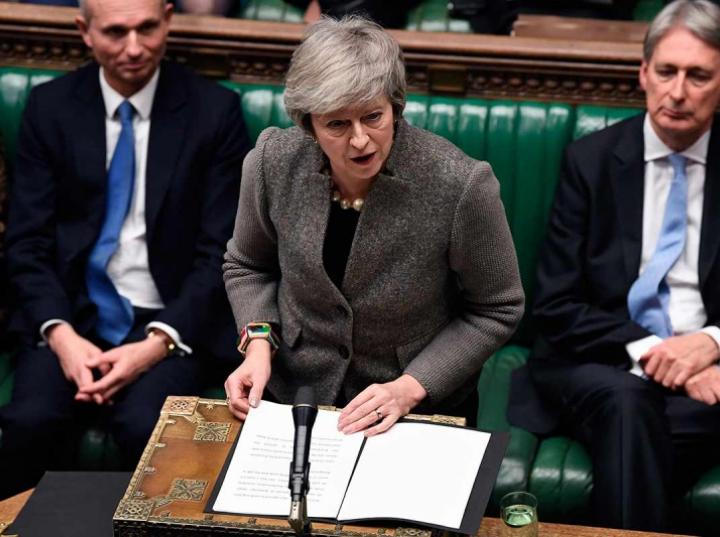 Reprograma Theresa May para enero votación parlamentaria sobre Brexit