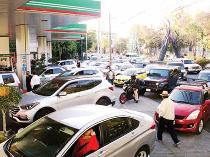 Autorizan racionar venta de gasolinas; Profeco: la medida es temporal
