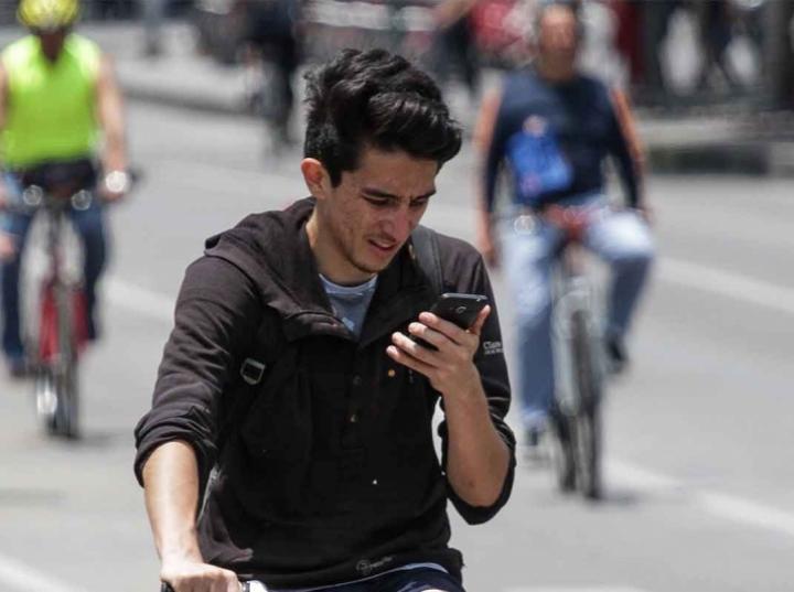 Jóvenes mexicanos pasan la mitad del día con el celular en la mano 