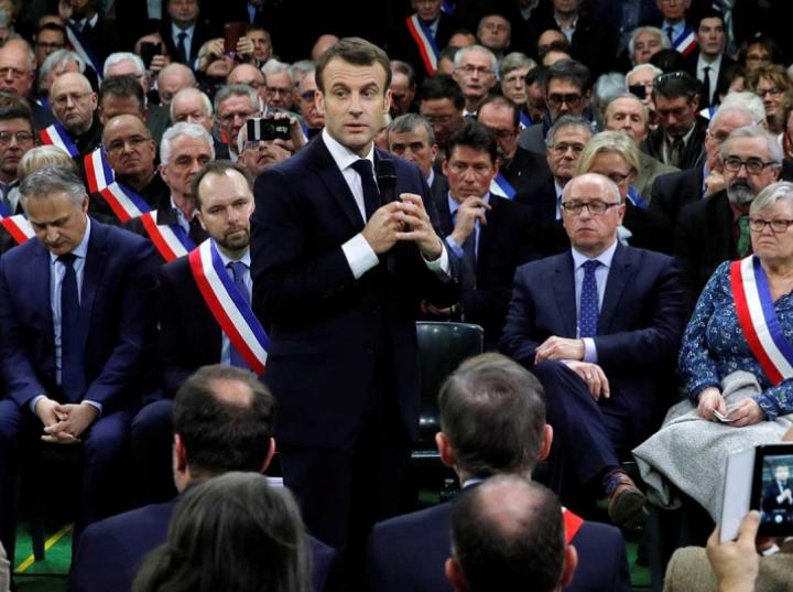 Macron lanza diálogo nacional para tratar de calmar protestas de 'chalecos amarillos'