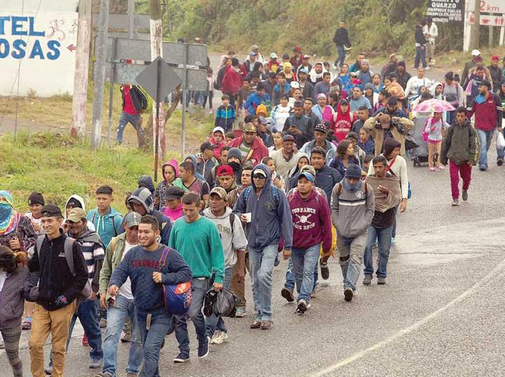   Miles de hondureños caminan por la carretera de Esquipulas, en Guatemala, para llegar al control migratorio en Agua Caliente. Foto: AP