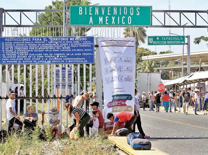A diferencia de octubre pasado, ayer los migrantes centroamericanos se formaron para entrar a México en orden y por la vía legal. Foto: Notimex