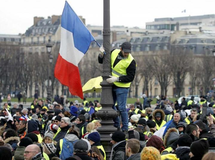 'Chalecos amarillos' retoman protestas en Francia, pese a diálogo