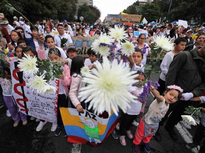 Miles de colombianos claman por la paz tras el atentado terrorista