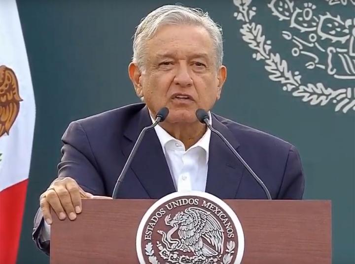 El presidente López Obrador presenta el programa Jóvenes Escribiendo el Futuro que beneficiará a millones de estudiantes de todos los niveles escolares del país. – Foto: Presidencia