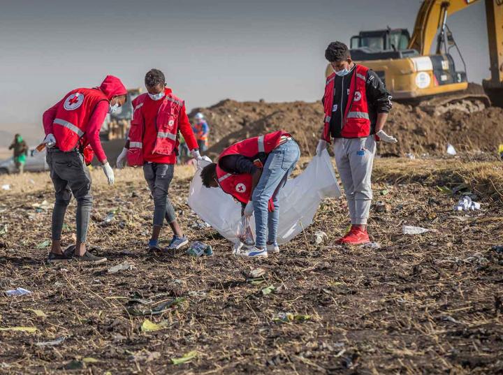 Recuperan caja negra de avión que se estrelló en Etiopía. FOTO: AP Y REUTERS