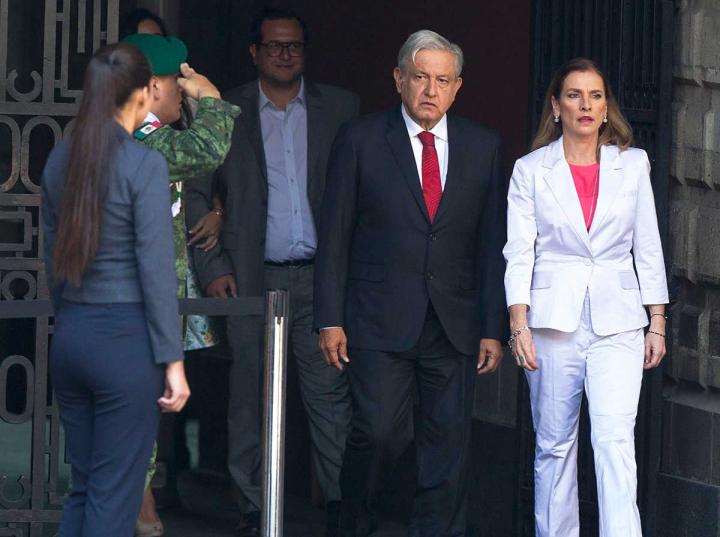 El presidente Andrés Manuel López Obrador y su esposa Beatriz Gutiérrez Müller previo al mensaje de 100 días de gobierno. Foto: Notimex