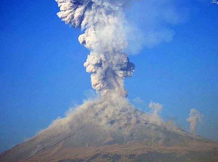 Cámaras del Cenapred captó el momento de la explosión del Popocatépetl esta mañana. IMAGEN: Cenapred