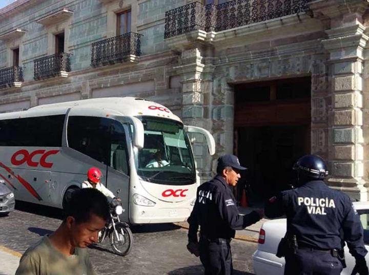 Aseguran a 40 migrantes en un autobús en Oaxaca