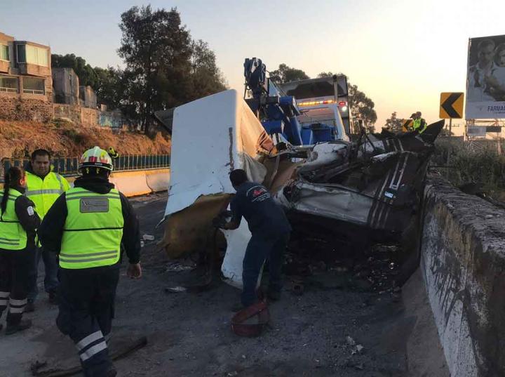 Servicios de emergencia laboran para restablecer la circulación en la autopista México-Cuernavaca, luego de la volcadura de un tráiler. FOTO: Ricardo Vitela