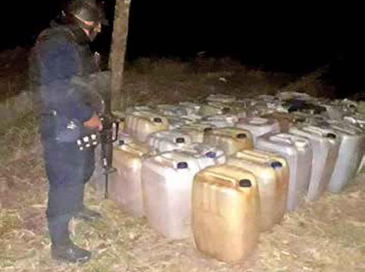 Efectivos de la SSP de Oaxaca aseguraron dos mil 142 litros de hidrocarburo presuntamente ilegal en el Istmo de Tehuantepec.