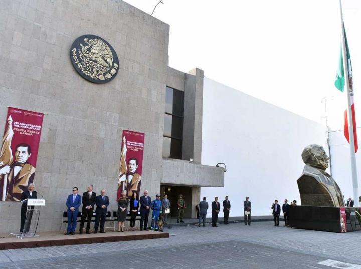 La titular de la Segob, Olga Sánchez Cordero (izq.), al encabezar la Ceremonia Conmemorativa del 213 Aniversario del Natalicio de Benito Juárez. FOTO: Especial