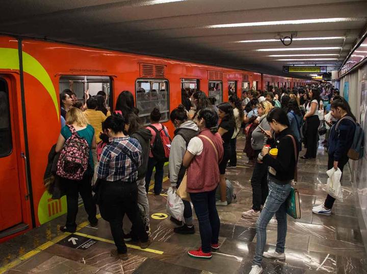 El Sistema de Transporte Colectivo (STC) Metro reportó servicio lento en ocho de sus 12 líneas. FOTO: CUARTOSCURO