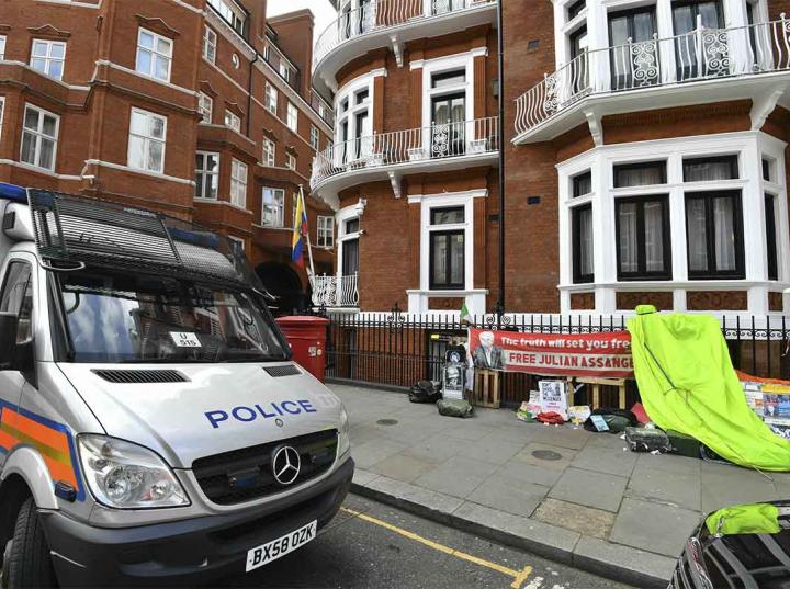 Assange fue desalojado de la Embajada de Ecuador en Londres, donde pasó los últimos seis años / Foto: AP