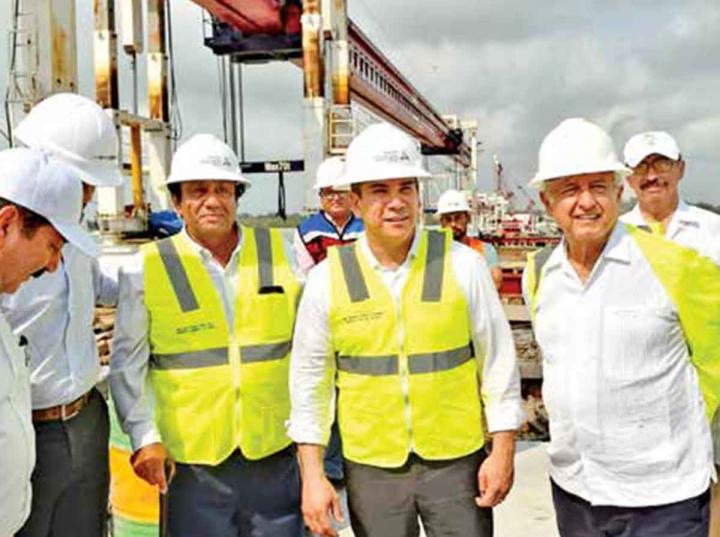 En su gira por Campeche, el presidente Andrés Manuel López Obrador estuvo acompañado por el gobernador de la entidad, Alejandro Moreno Cárdenas.