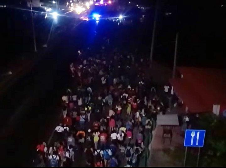 La caravana de cerca de 3 mil migrantes que estaba en Tapachula, Chiapas, partió con dirección a Huixtla, esta madrugada. Imagen: Captura de video
