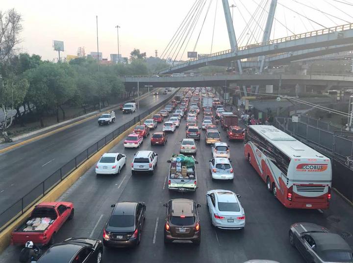 El cierre de carriles centrales de Circuito Interior por obras de mantenimiento está causando caos vehicular en la zona del Aeropuerto Internacional de la Ciudad de México