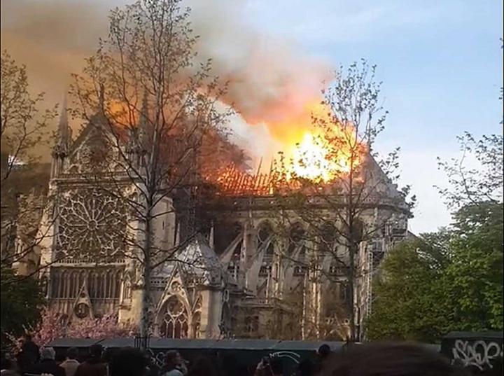 Este lunes se registra un incendio en la Catedral de Notre Dame, en París, Francia. Imagen: Captura de video