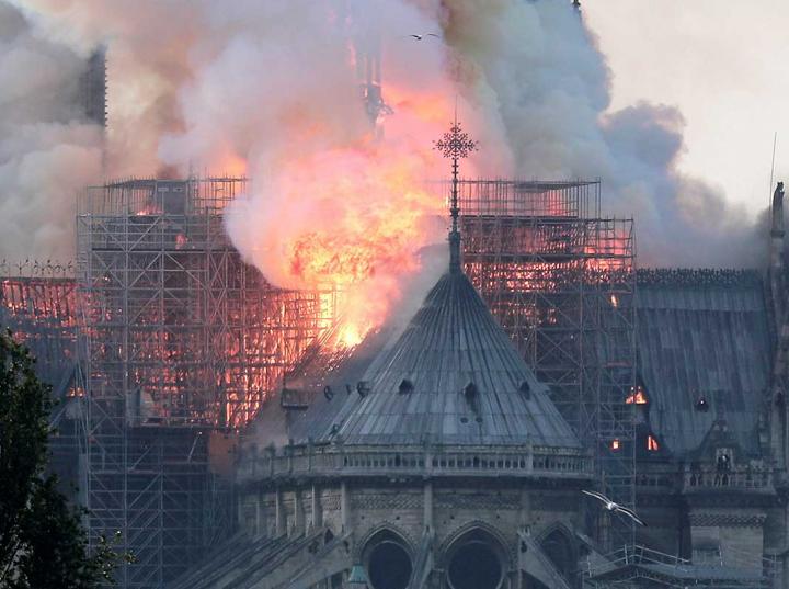 El presidente francés, Emmanuel Macron, ha anulado la alocución televisada que tenía previsto hacer este lunes, debido al incendio en la catedral de Notre Dame de París