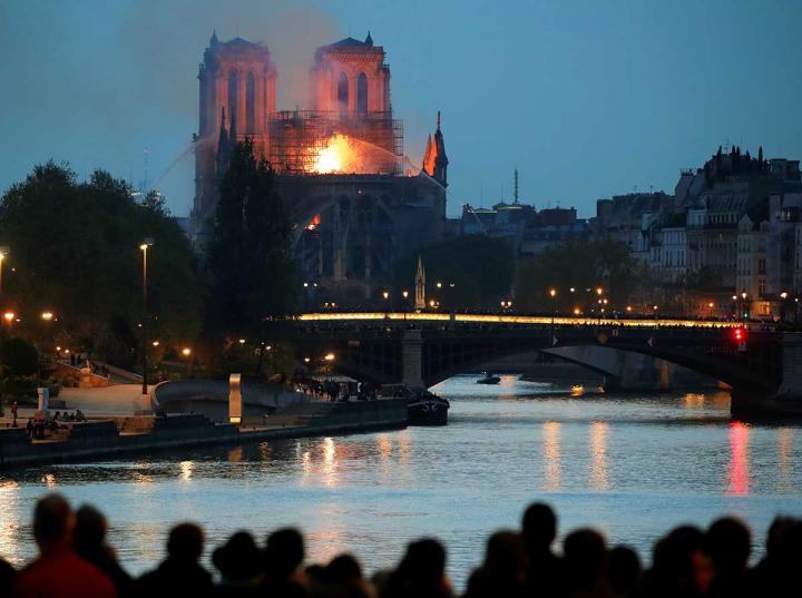 Bomberos y autoridades de Francia trabajan para sofocar las llamas en la Catedral de Notre Dame. Foto: Reuters