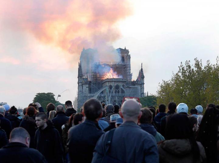 El incendio se declaró sobre las 18.50 hora local en la parte del techo de la catedral, que estaba siendo sometida a una restauración. FOTO: AP