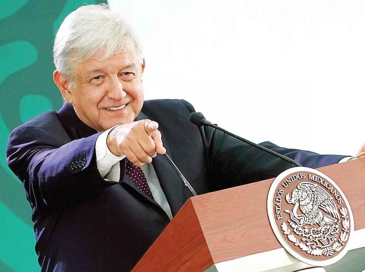 El perfil que la revista Time presenta del presidente Andrés Manuel López Obrador como una de las 100 personas más influyentes incluye sus conferencias matutinas, en las que responde directamente a dudas. Foto: Especial/Archivo