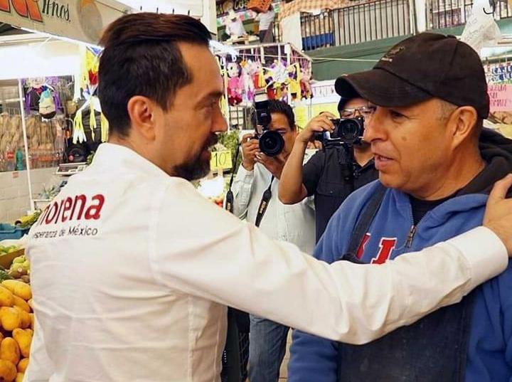 El candidato de Morena a la presidencia municipal de Aguascalientes, Arturo Ávila (izq.), conviviendo con vecinos del lugar. Imagen tomada de Facebook: @arturoavilamex